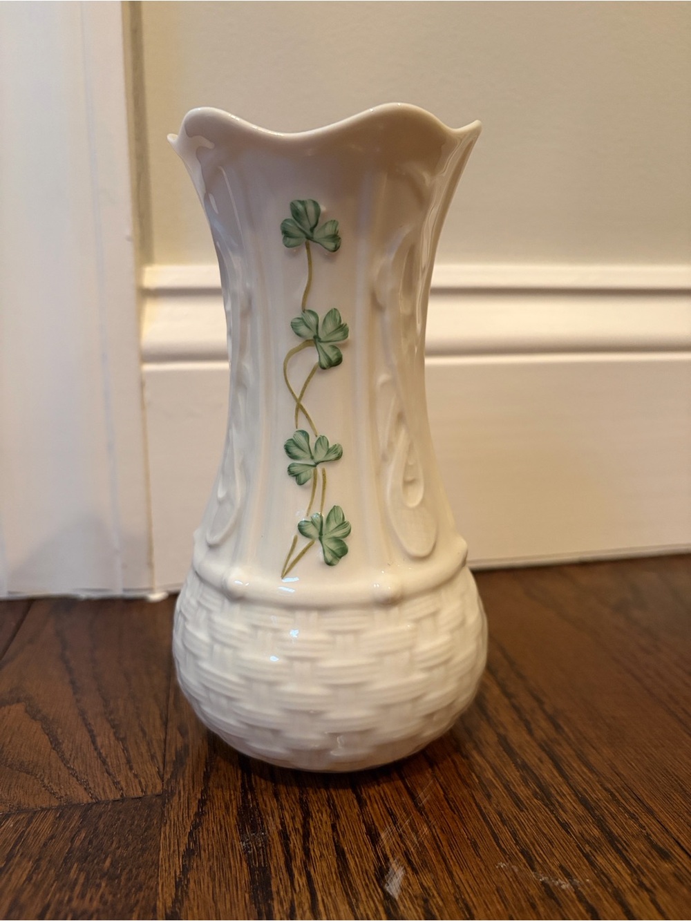 NWT Belleek Ireland 2007 Kells 7-inch White Ceramic Clover Vine Accent Vase